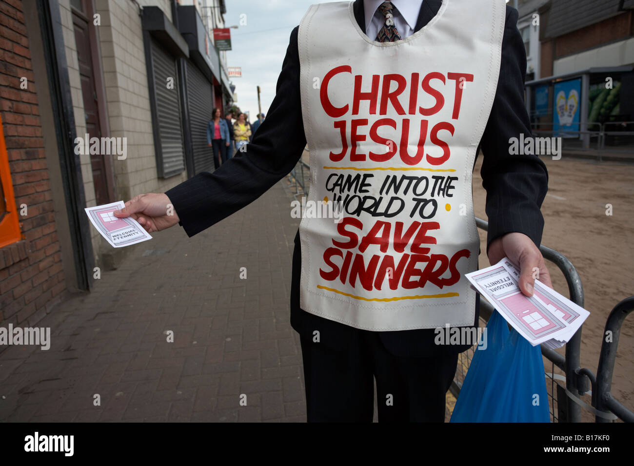 Cristiani fondamentalisti religiosi distribuendo volantini in strada principale al ballyclare fiera di maggio Foto Stock