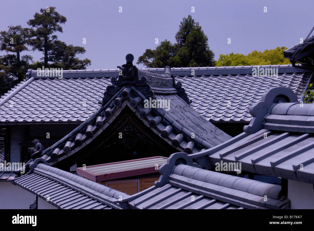 Tetto decorativo del tempio giapponese di Kyoto Foto Stock