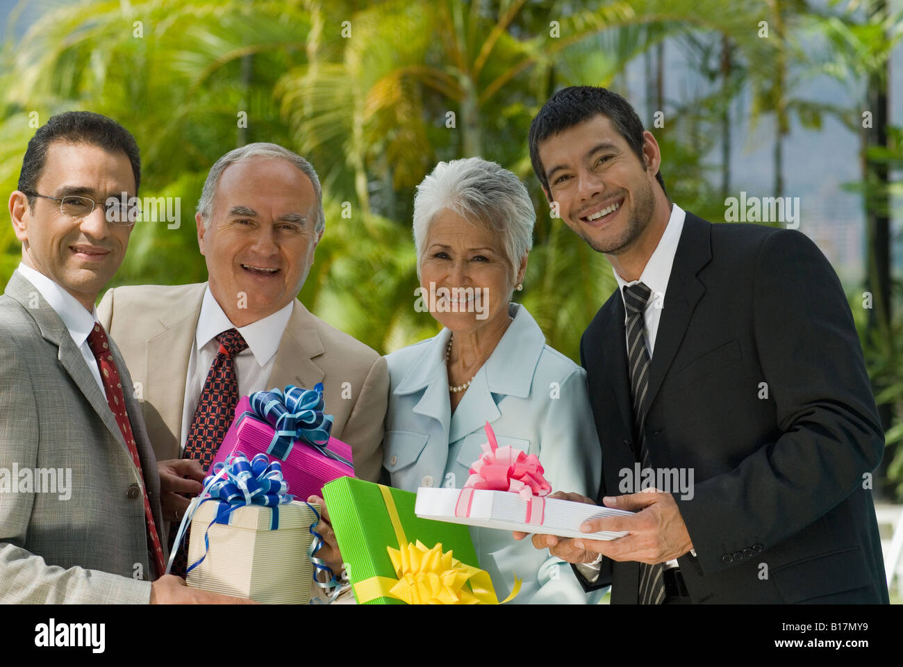 Imprenditori ispanica holding doni Foto Stock