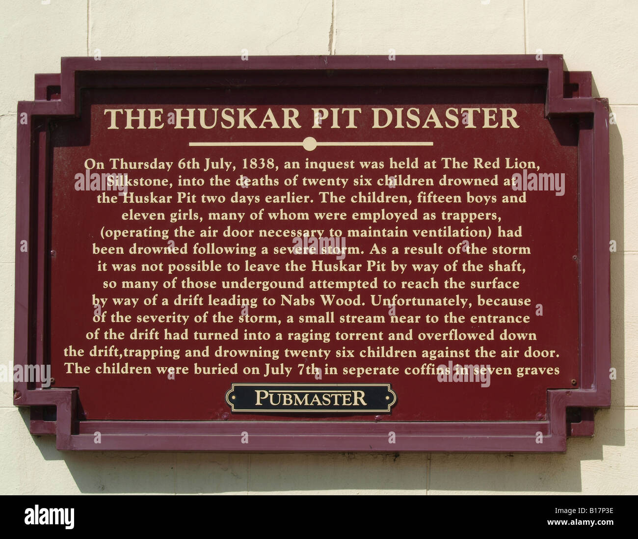 La placca per commemorare il Huskar catastrofe mineraria nel 1838 al di fuori del muro del Pub Red Lion Foto Stock