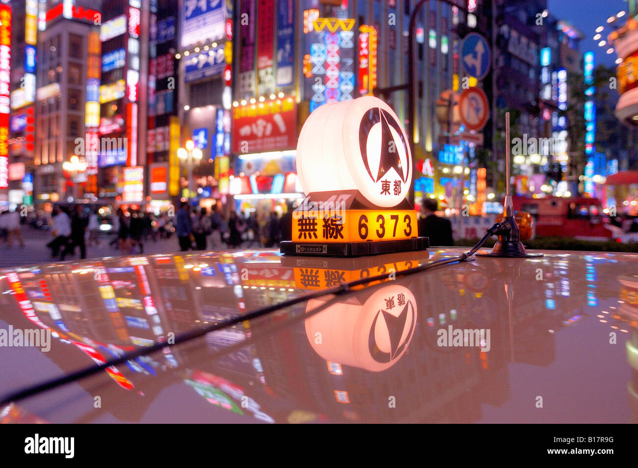 Tetto di un taxi e luci al neon Shinjuku Tokyo Giappone Foto Stock
