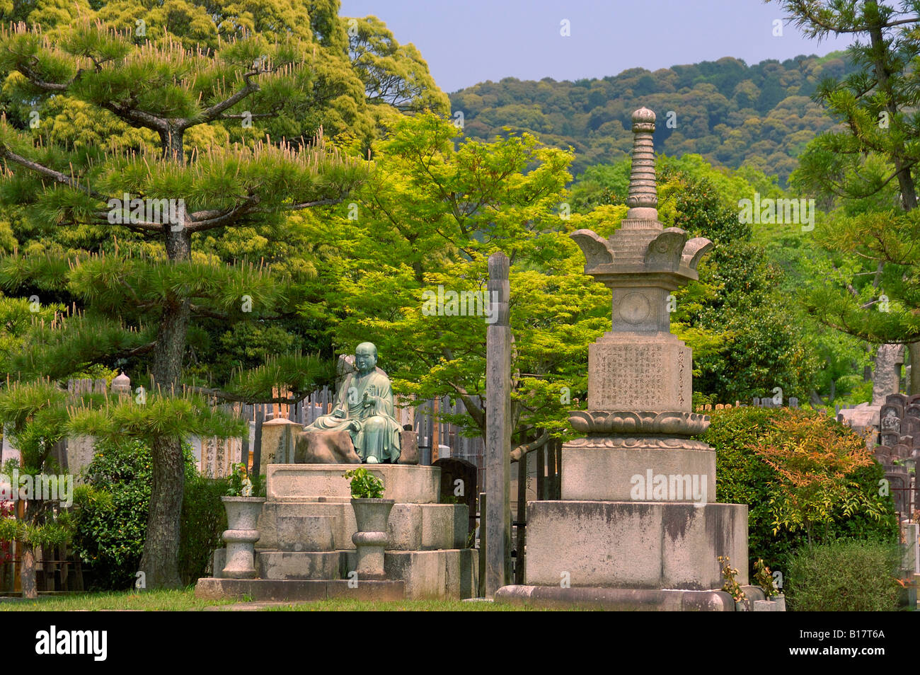 Statua del Buddha al cimitero giapponese di Kyoto Foto Stock