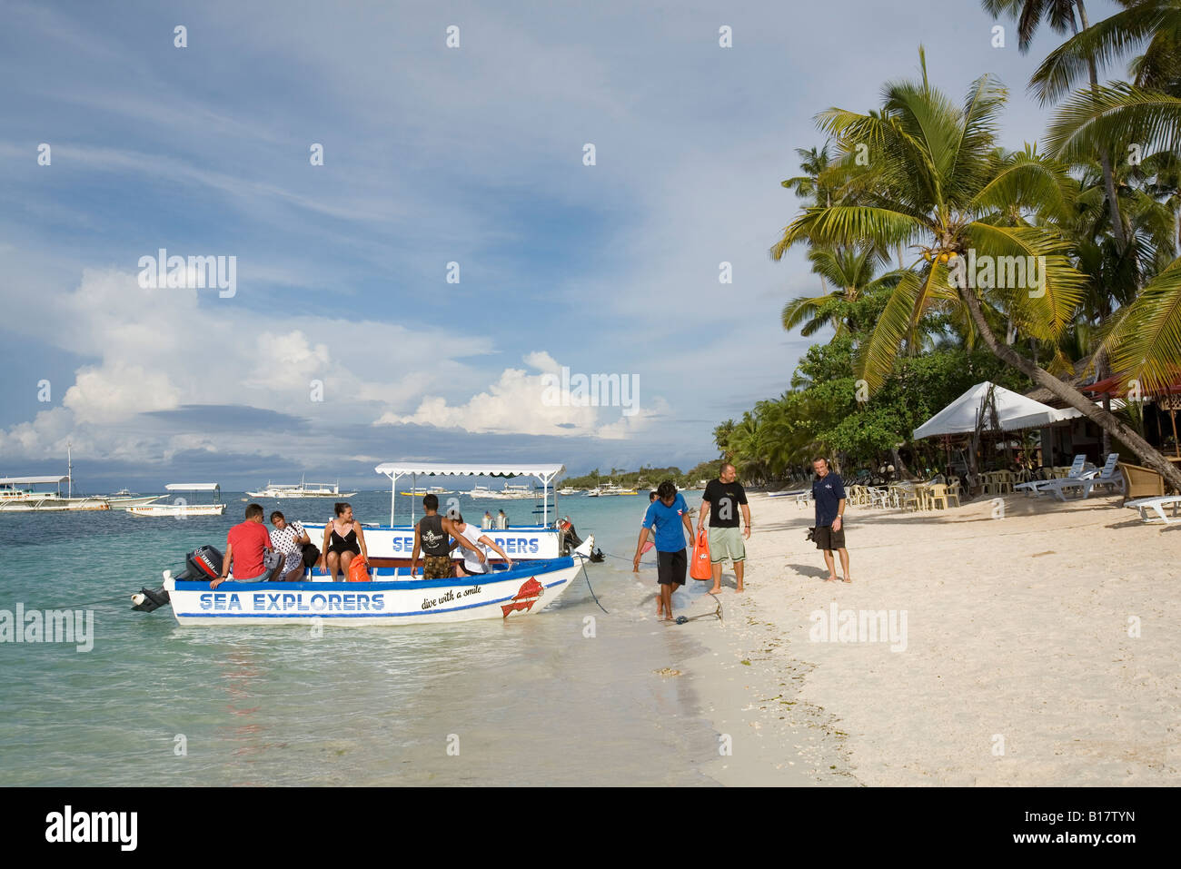 Le persone che lasciano la spiaggia di andare a fare immersioni Alona Beach Panglao Island Bohol Filippine Foto Stock