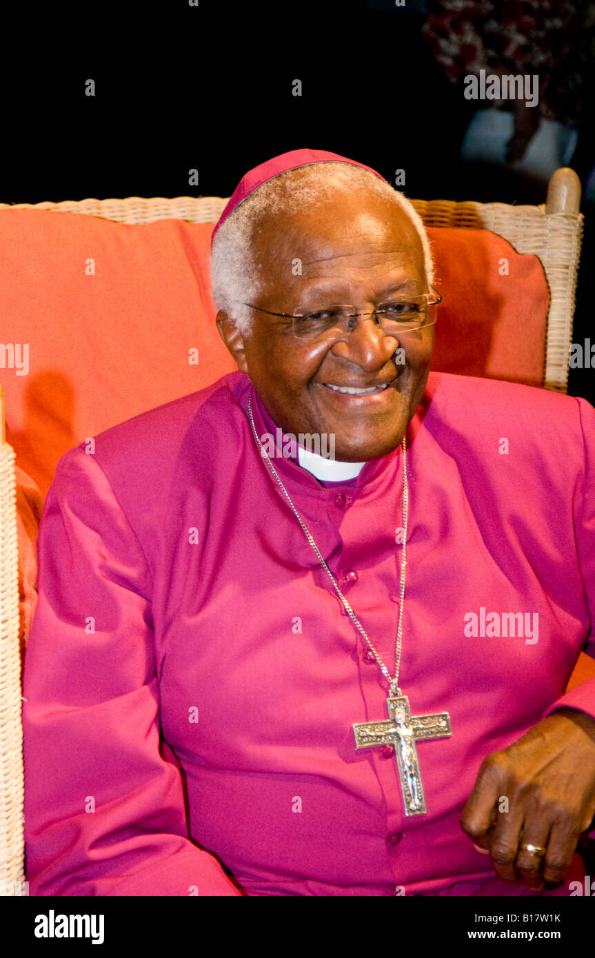 L'arcivescovo Desmond Tutu a premere il tasto di chiamata al Festival di Salisbury Foto Stock