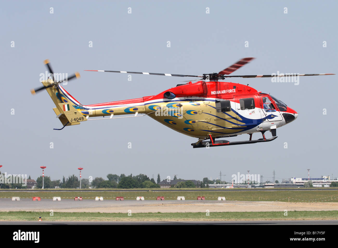 ALH Dhruv elicottero progettato costruito da Hindustan Aeronautics dell India che operano in regime di colore del display Sarang team 2008 Foto Stock