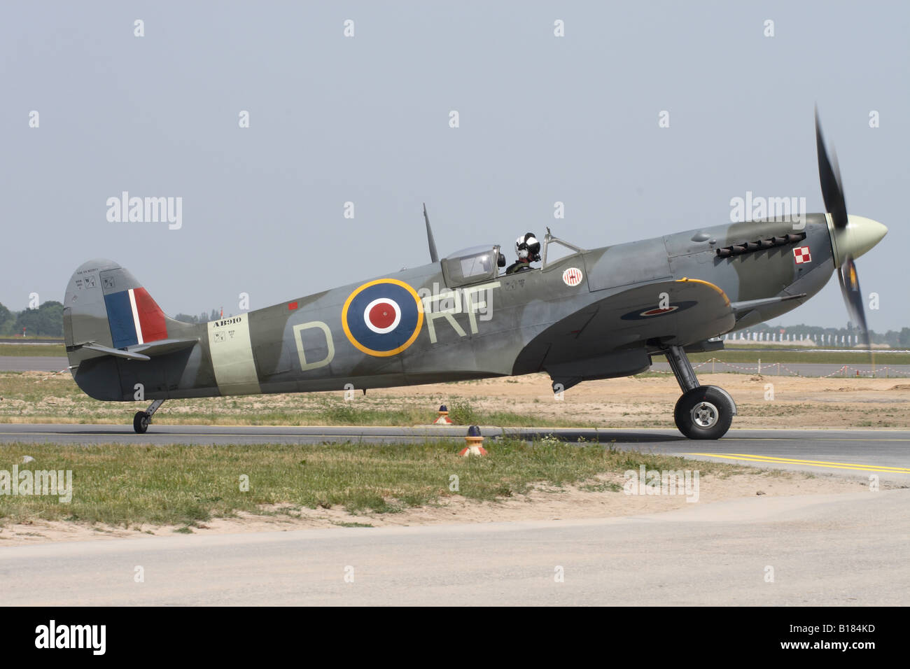 Royal Air Force RAF Supermarine Spitfire Mk V serial AB910 indossando lo schema dei colori di 303 Polacco Sqn Foto Stock