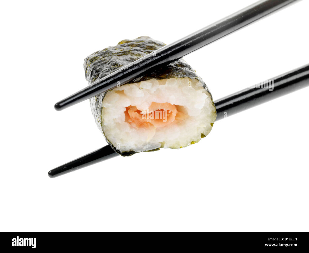 Un autentico stile tradizionale giapponese Sushi snack detenute con bacchette isolata contro uno sfondo bianco con nessun popolo e un tracciato di ritaglio Foto Stock