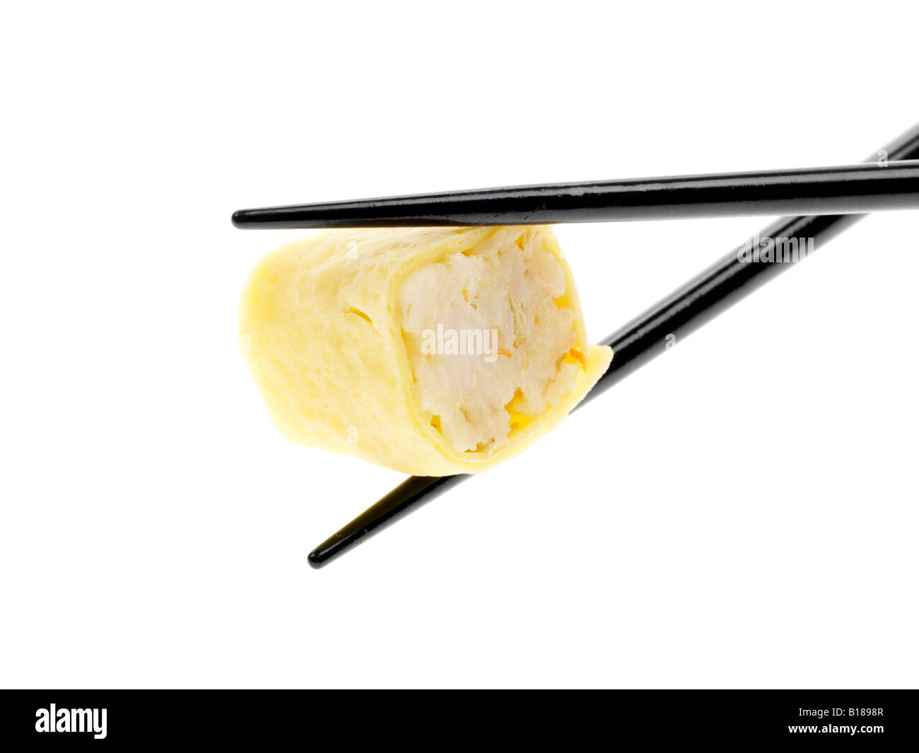 Un autentico stile tradizionale giapponese Sushi snack detenute con bacchette isolata contro uno sfondo bianco con nessun popolo e un tracciato di ritaglio Foto Stock