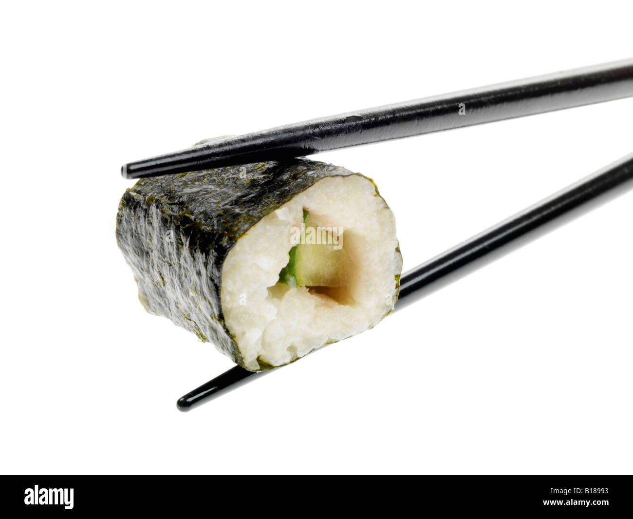 Un autentico stile tradizionale giapponese Sushi snack detenute con bacchette isolata contro uno sfondo bianco con nessun popolo e un tracciato di ritaglio Foto Stock