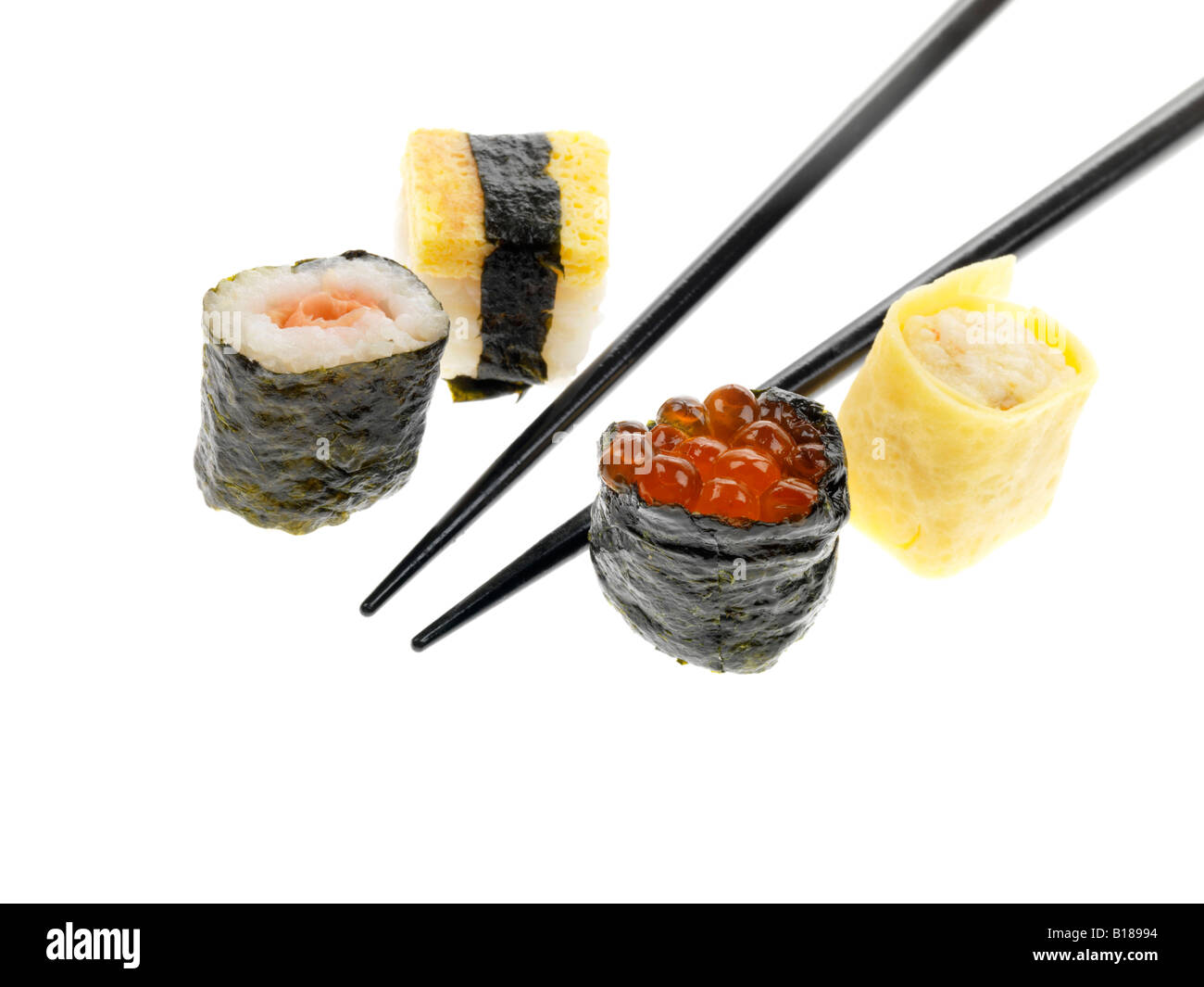 Un autentico stile tradizionale giapponese Sushi snack detenute con bacchette isolata contro uno sfondo bianco con nessun popolo e un tracciato di ritaglio Foto Stock