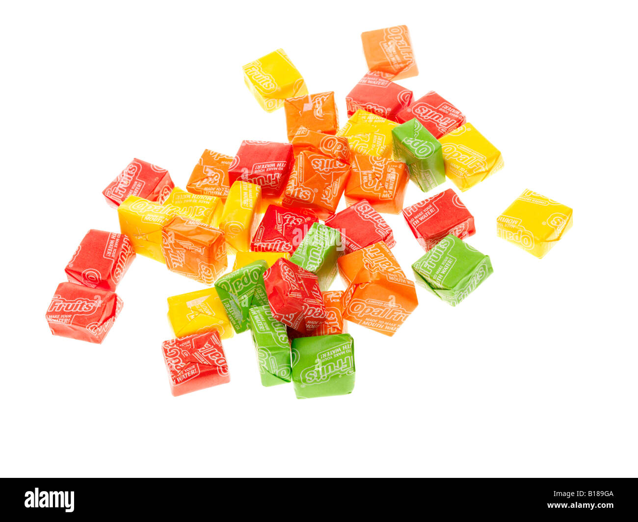 Confezionate singolarmente colorato aromatizzato assortiti Opal frutti dolci di pasticceria isolata contro uno sfondo bianco con un tracciato di ritaglio Foto Stock