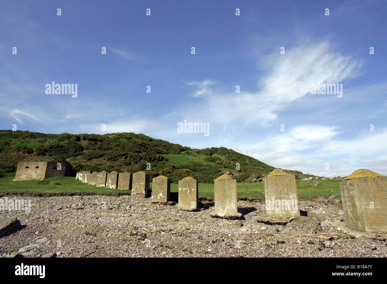 Guerra mondiale serbatoio due trappole e ostacoli, utilizzata per difendersi da possibili attacchi nemici, sulla spiaggia di Inverbervie, Scotland, Regno Unito Foto Stock