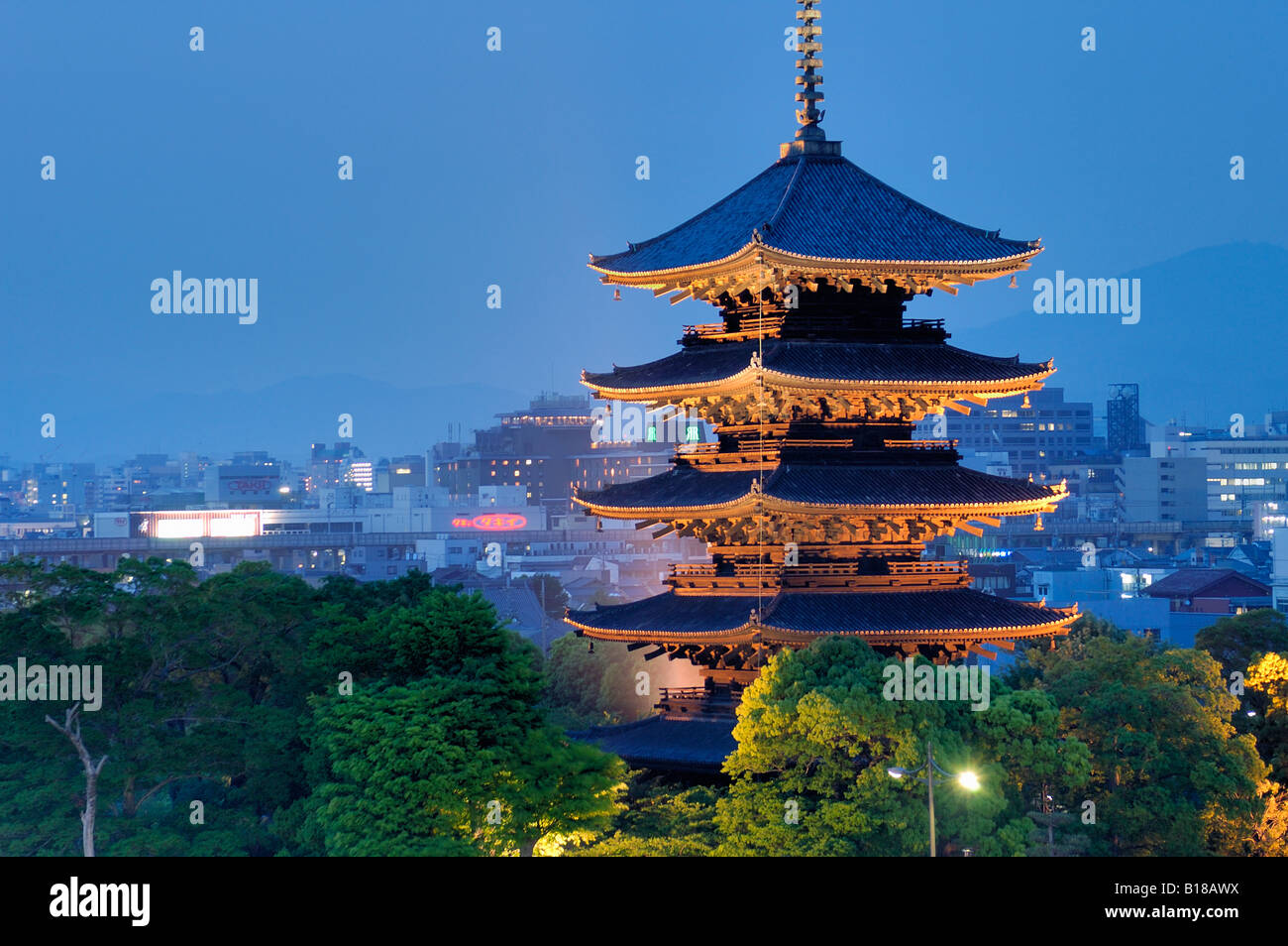 Skyline della città con il Tempio Toji incandescente in serata giapponese di Kyoto Foto Stock