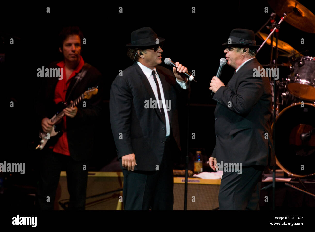 Zee e Elwood Blues Jim Belushi e Dan Aykroyd eseguita con Blues Brothers Band John Paul Jones Arena Charlottesville VA USA Foto Stock