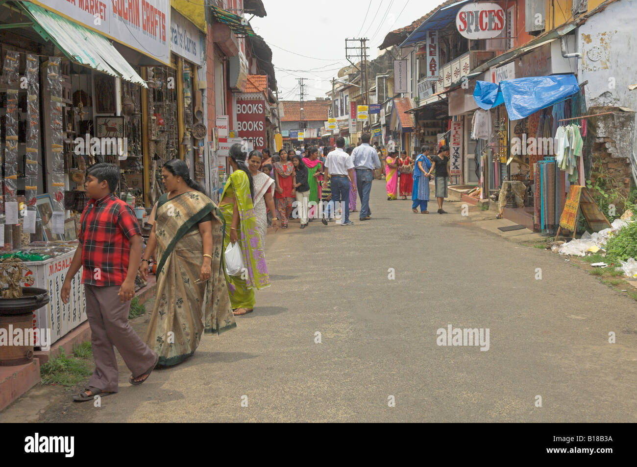 People shopping lungo la strada nel centro storico ebreo città di Cochin India Kerala Foto Stock