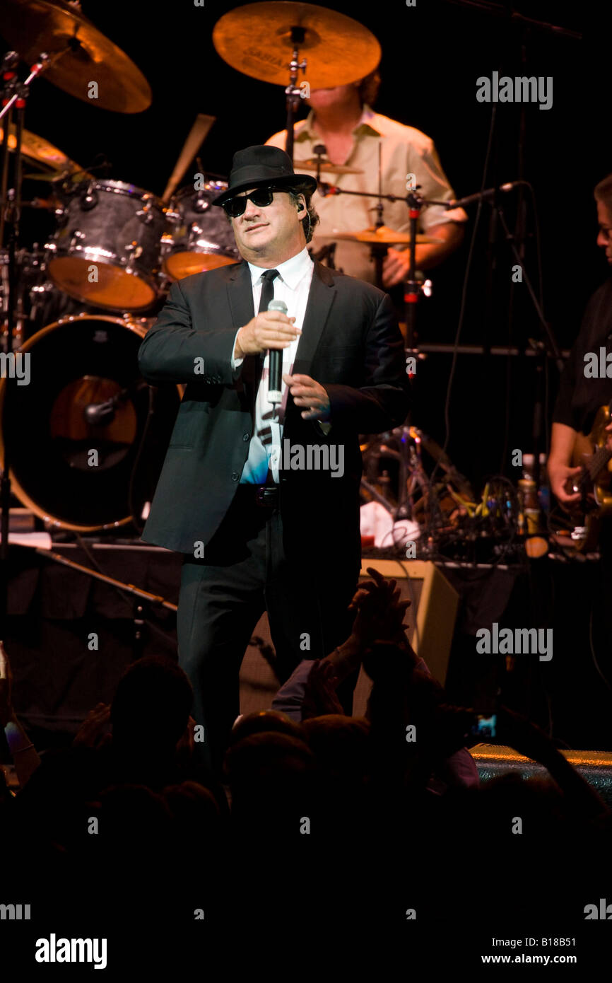 Zee e Elwood Blues Jim Belushi e Dan Aykroyd eseguita con Blues Brothers Band John Paul Jones Arena Charlottesville VA USA Foto Stock