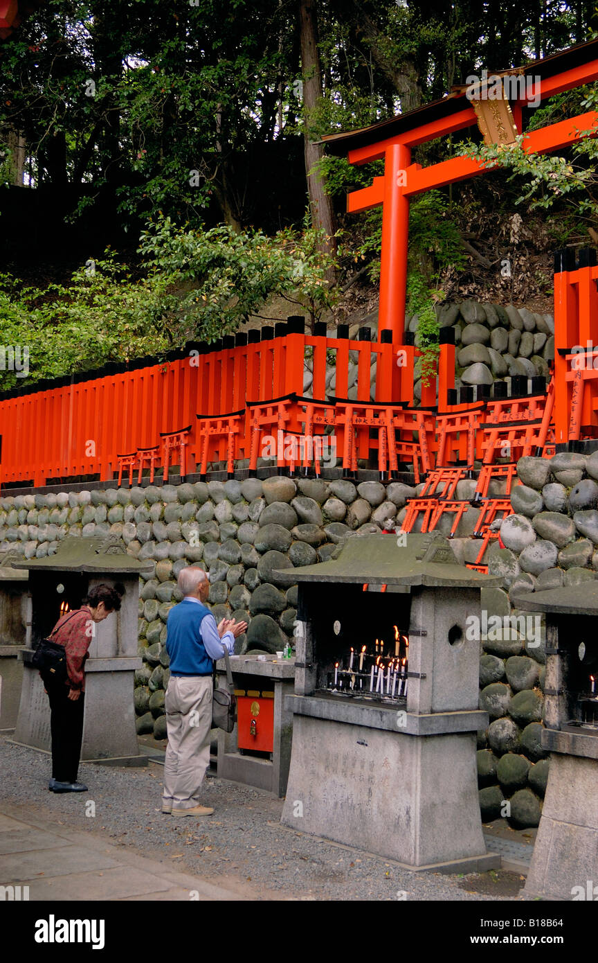 Le persone che visitano Fushimi Inari santuario giapponese di Kyoto Foto Stock