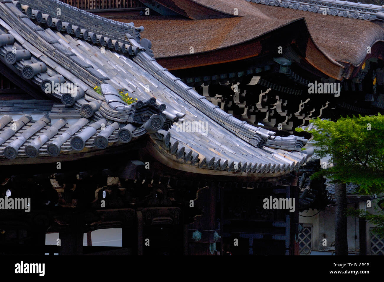 Dettaglio decorativo del tetto del tempio santo Kyoto in Giappone Foto Stock