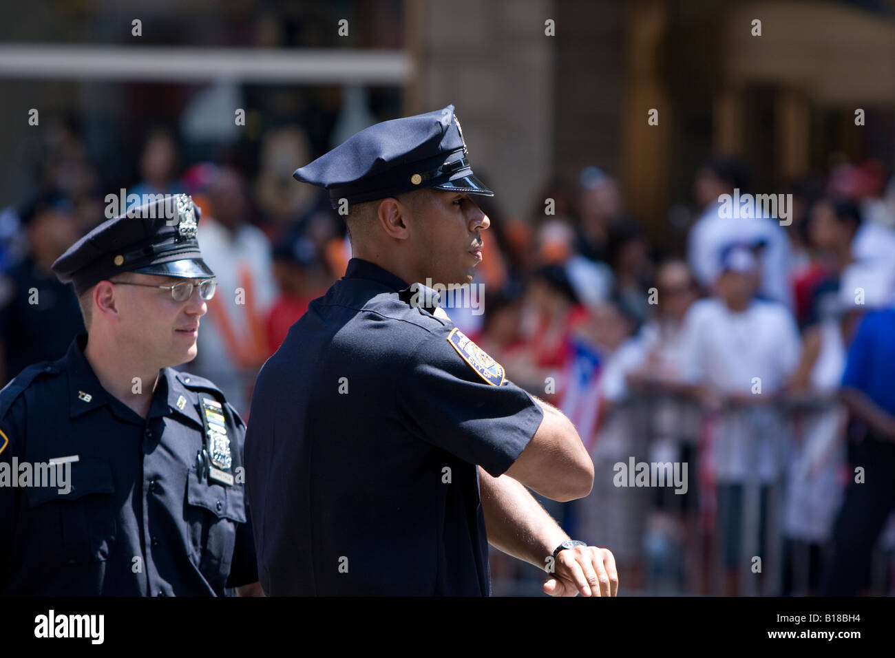 Due ufficiali di NYPD guardia del 2008 a Puerto Rican day parade di New York City. Foto Stock