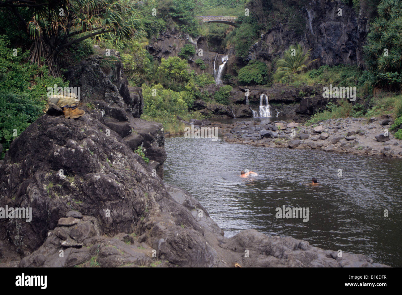 Maui, Hawaii, Stati Uniti d'America. Sette piscine sacra, ohe"o Gulch a sud di Hana. Nuotatori. Foto Stock