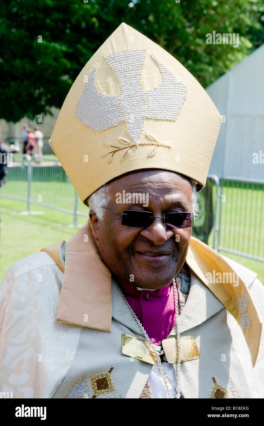 L'arcivescovo Desmond Tutu in pieno cerimoniale di regalia seguendo l Eucaristia ha assunto presso la Cattedrale di Salisbury, Inghilterra Foto Stock