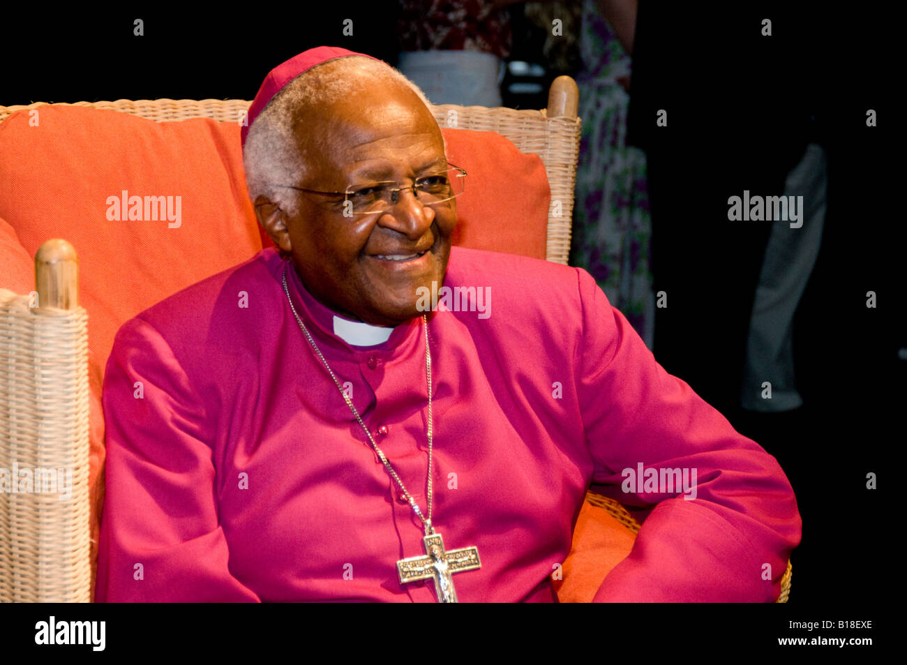 L'arcivescovo Desmond Tutu a premere il tasto di chiamata al Festival di Salisbury Foto Stock