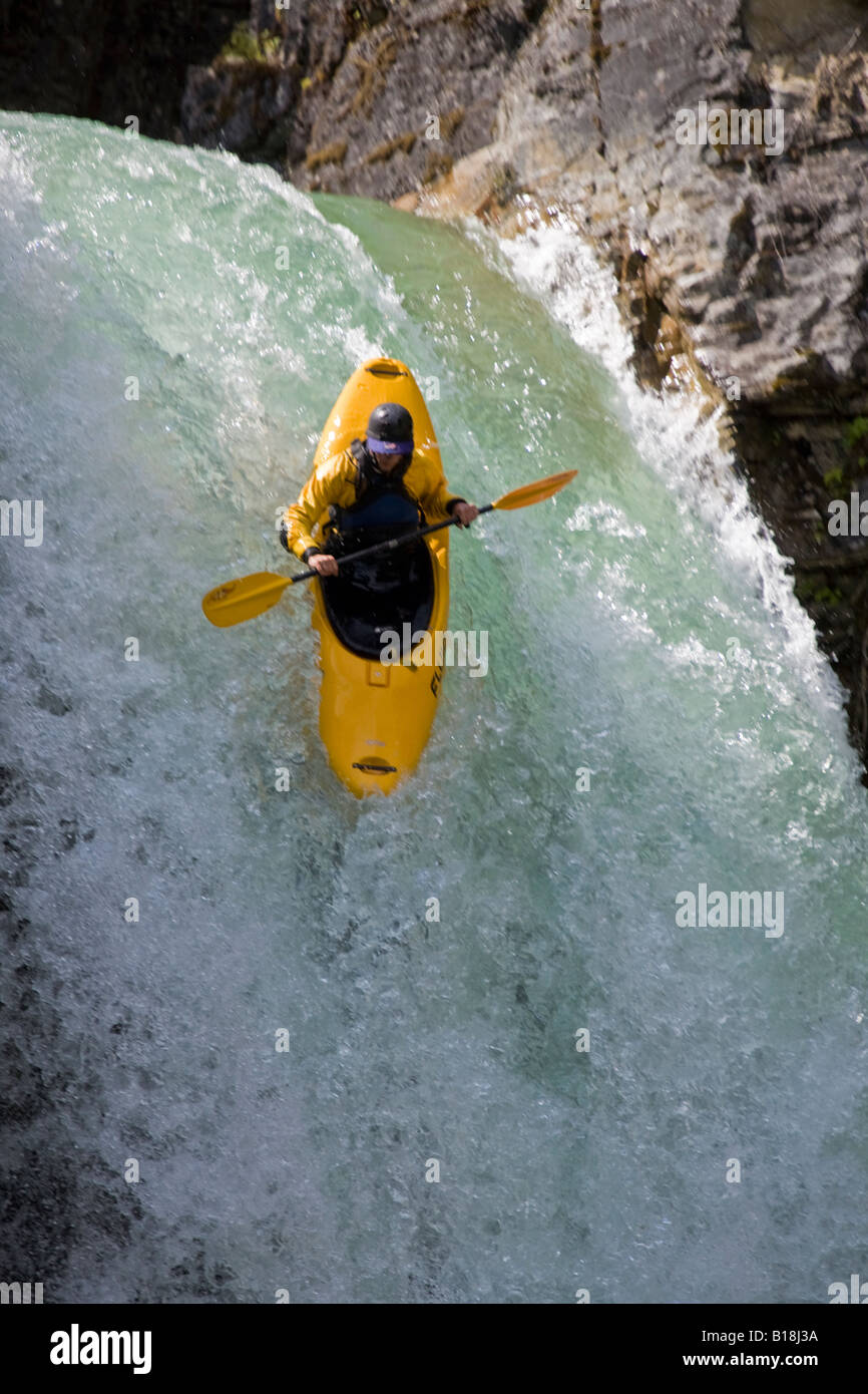 Un kayaker eseguendo il piede 60 Cascate Sutherland, Revelstoke, British Columbia, Canada. Foto Stock