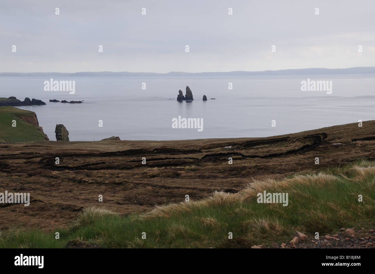 Paesaggio delle Shetland. Gli isolani chiamare queste rocce dragon i denti. Foto Stock