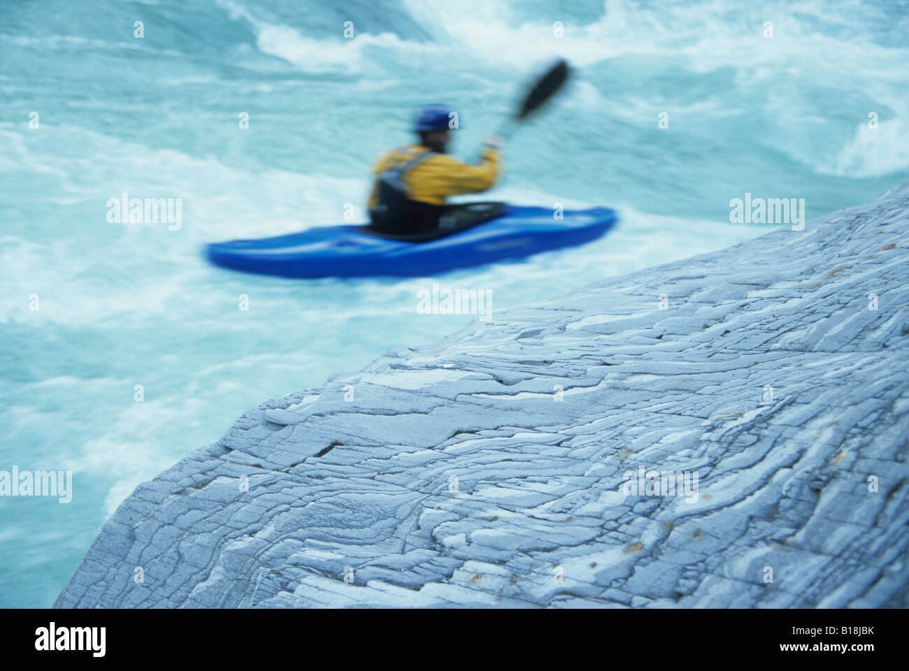 Un kayaker rendendo la sua strada giù per il fiume Fraser, Mt. Robson Park, British Columbia, Canada. Foto Stock