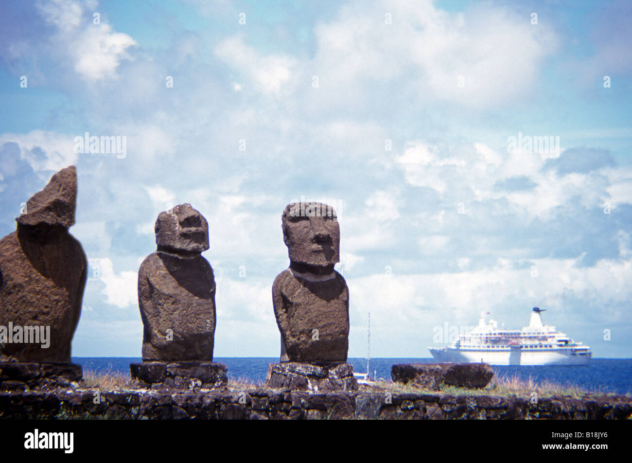 MV scoperta la nave di crociera con tre moai su piattaforma ahu in primo piano Vai Ura, Isola di Pasqua, Cile Foto Stock