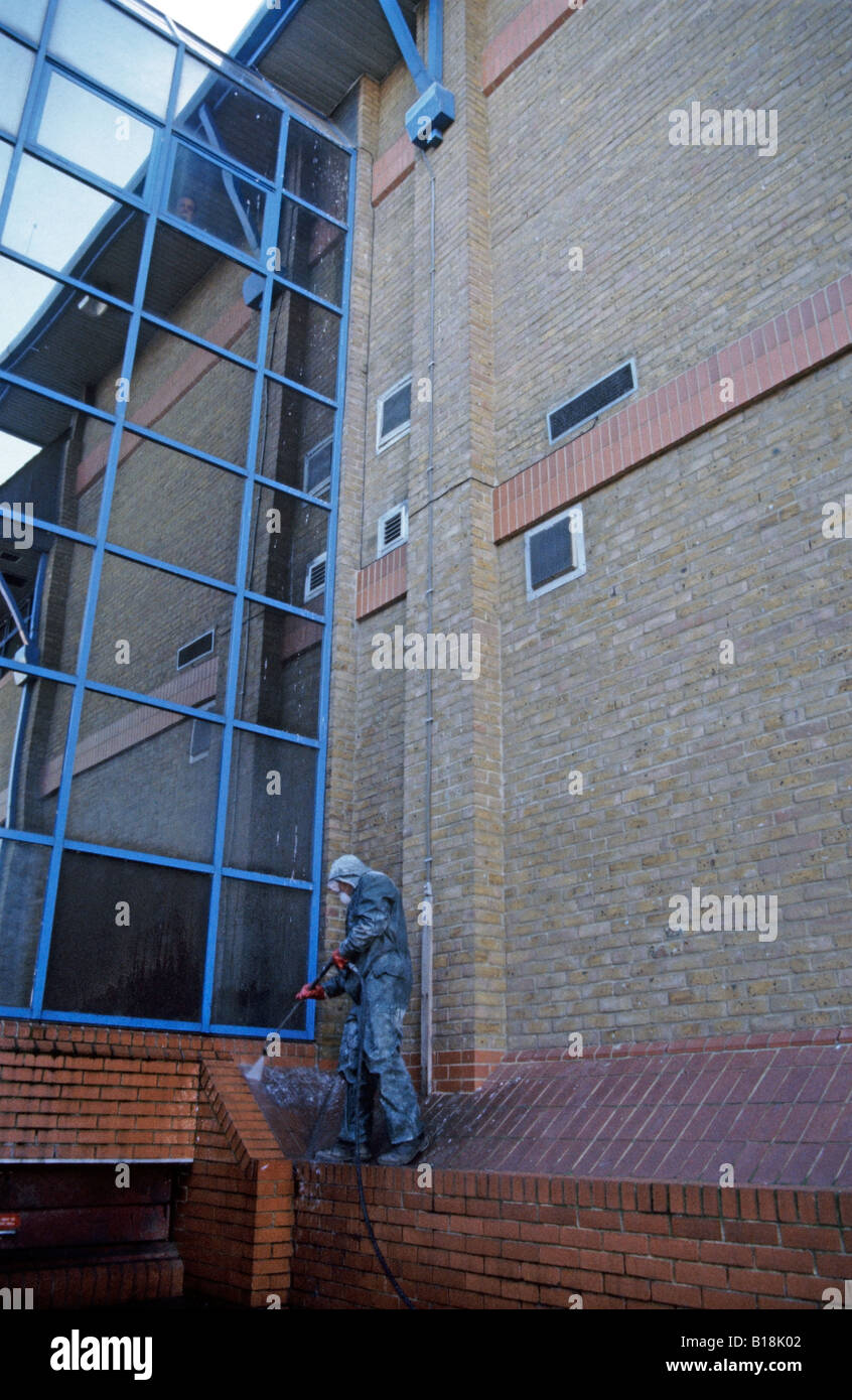 Consiglio lavoratore spray di pulizia escrementi di piccione dalla costruzione di Greenwich Londra Inghilterra REGNO UNITO Foto Stock