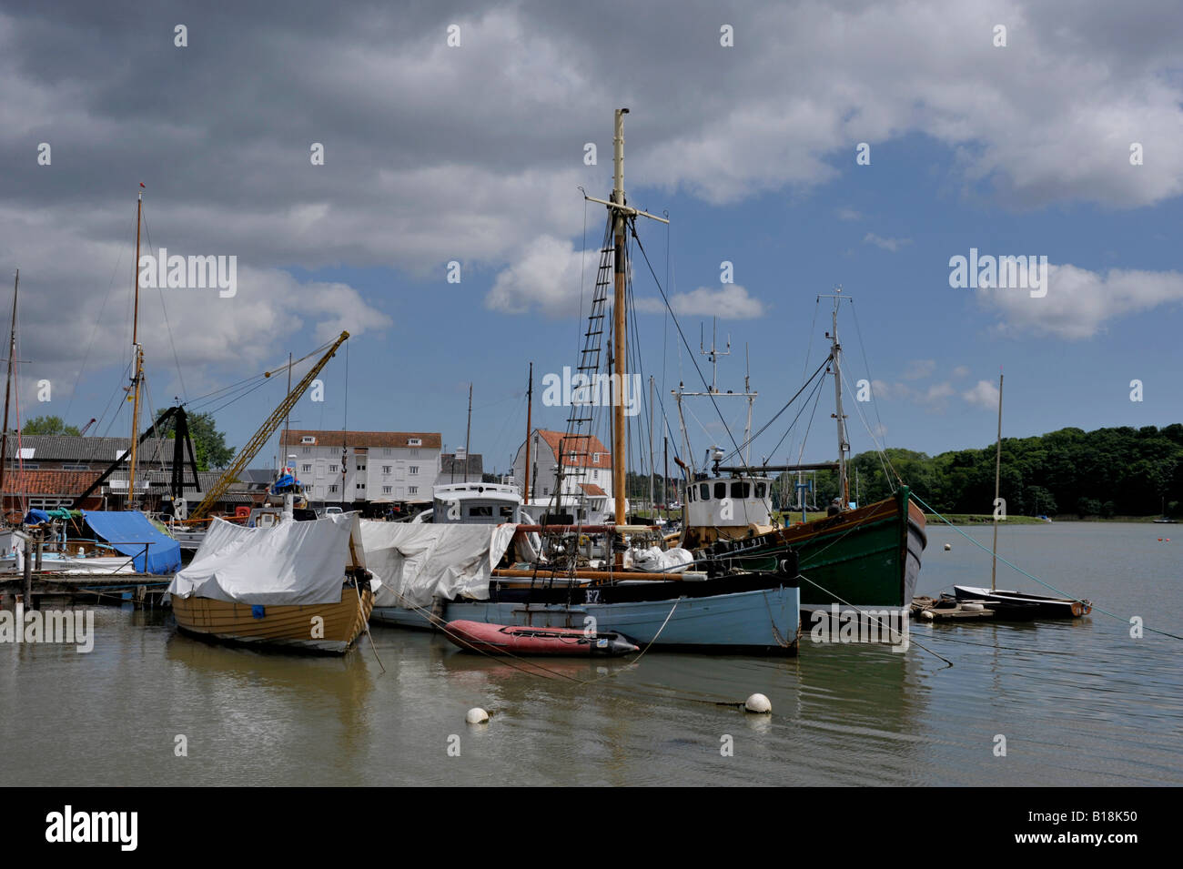 Barche ormeggiate Woodbridge Suffolk REGNO UNITO Foto Stock