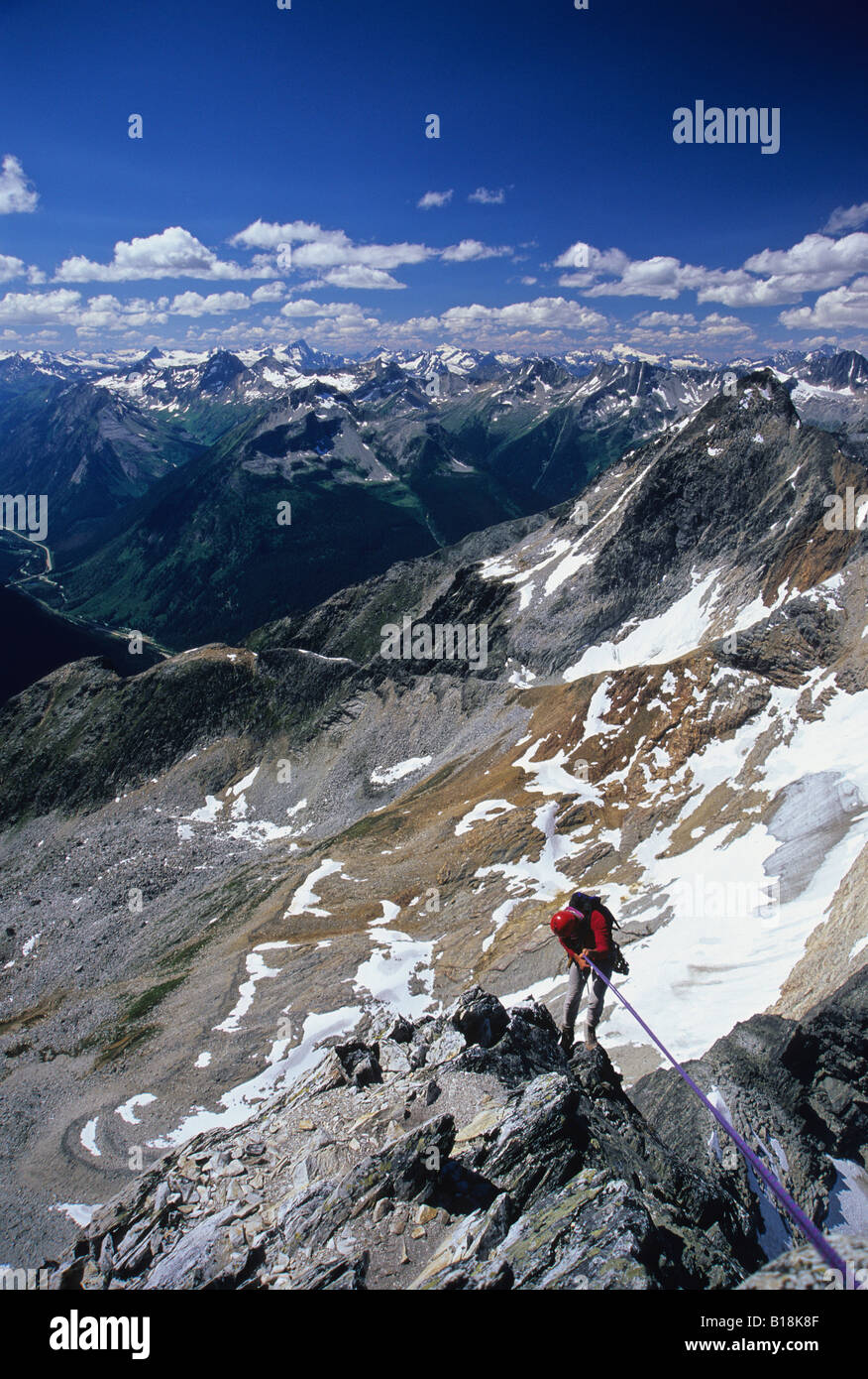 L'uomo rappeling la classica cresta nordovest del Monte Sir Donald Selkirk Montagne parco nazionale di Glacier, British Columbia, Canada. Foto Stock