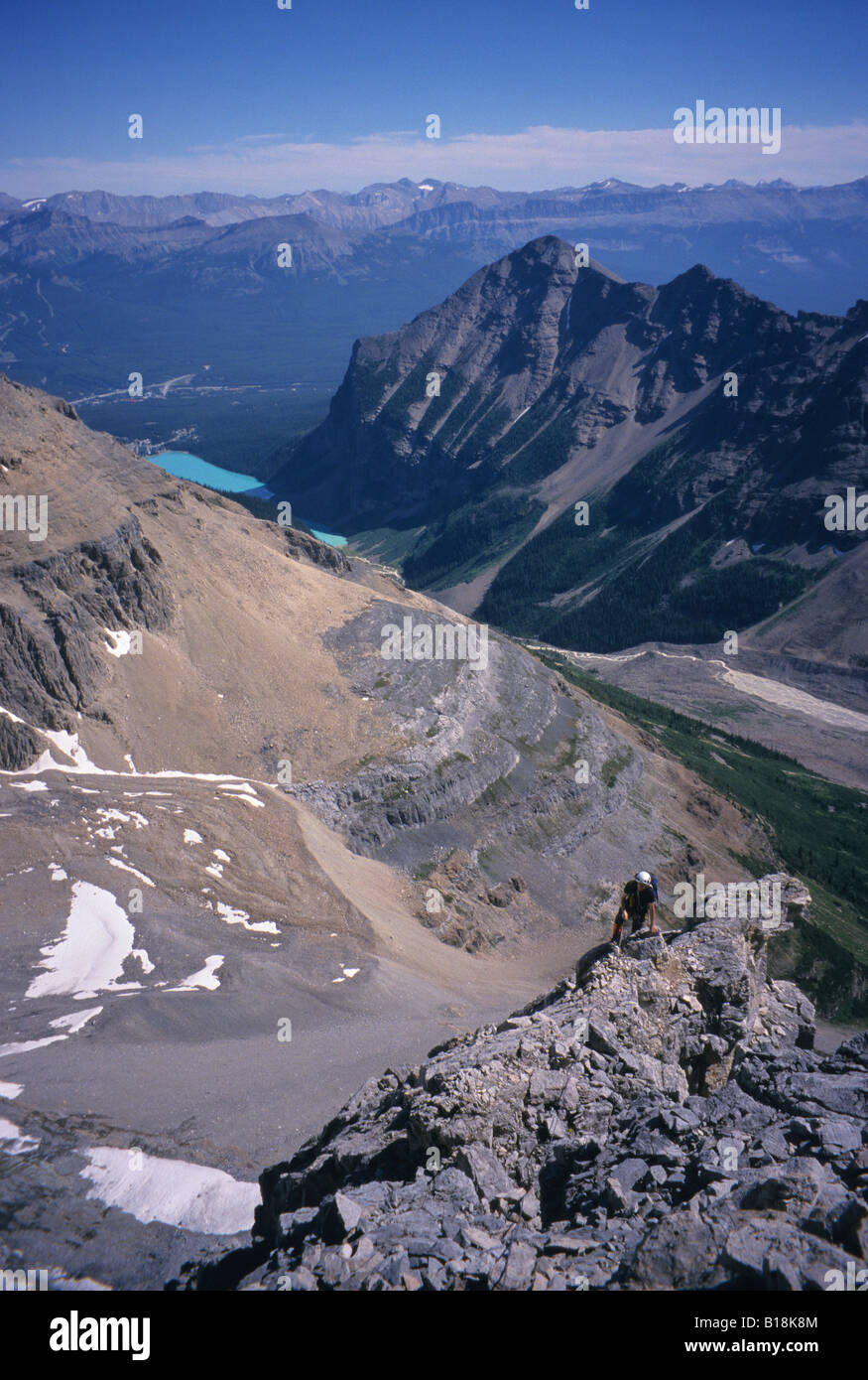 Scalatore sulla cresta nord-est del picco senza nome il Parco Nazionale di Banff Montagne Rocciose, Alberta, Canada. Foto Stock