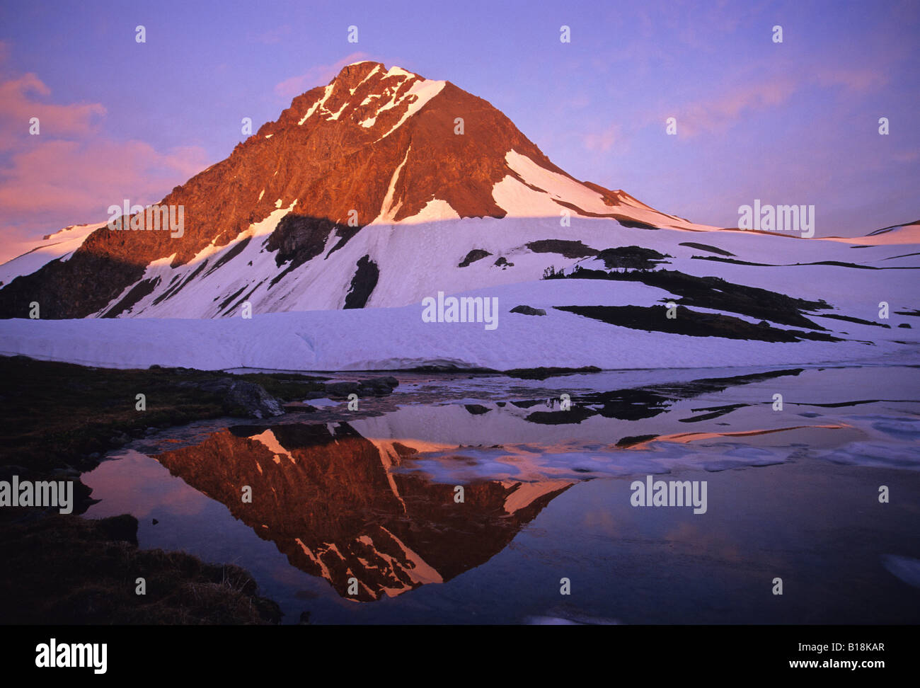 Picco Fissle e Russet lago a Sunset Coast Mountains Garibaldi Provincial Park, British Columbia, Canada. Foto Stock