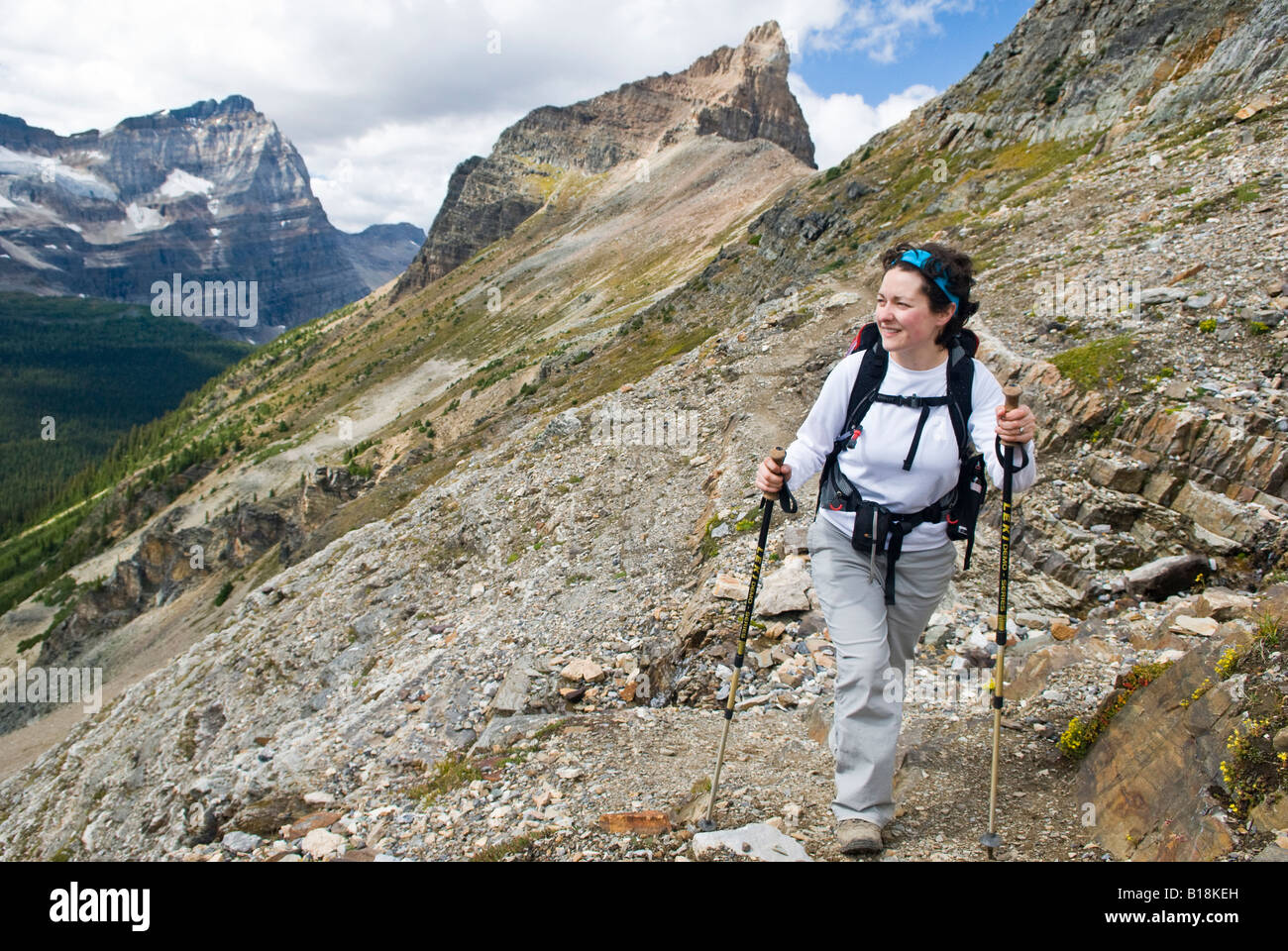 Una donna escursioni sul lago alpino Ohara circuito sopra il lago di Ohara nel Parco Nazionale di Yoho, British Columbia, Canada. Foto Stock