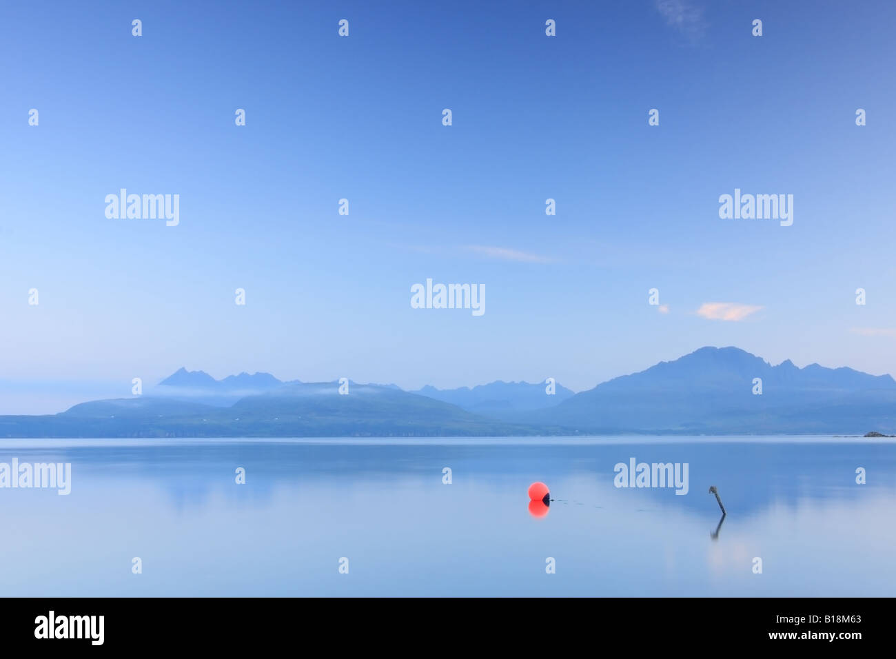 Le montagne Cuillin da Ob Gauscavaig Bay in Misty Pre Alba luce Isola di Skye Foto Stock