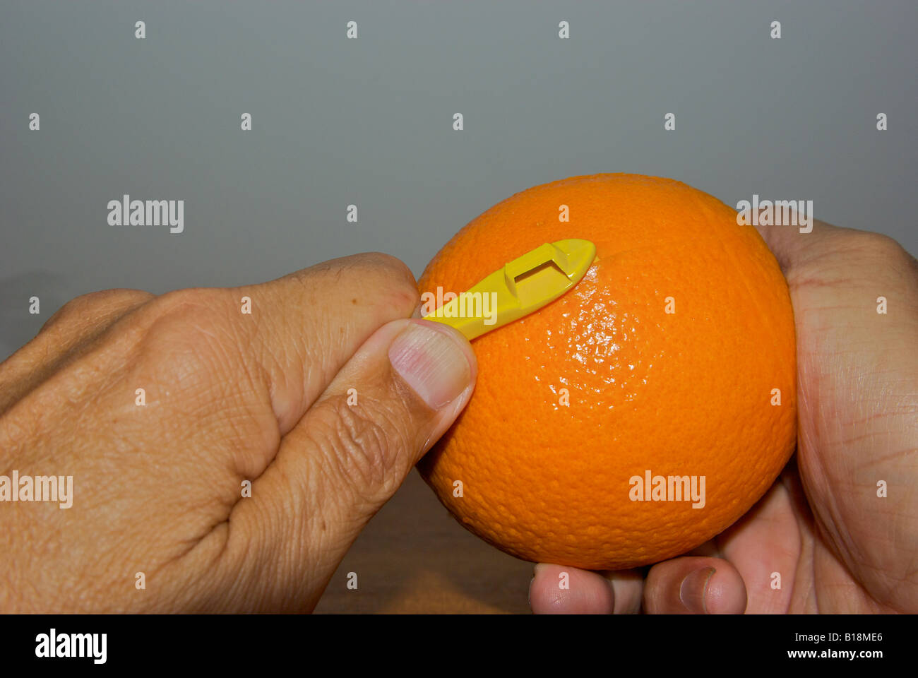 Sbucciare un arancia segnando la crosta su entrambi i lati dell