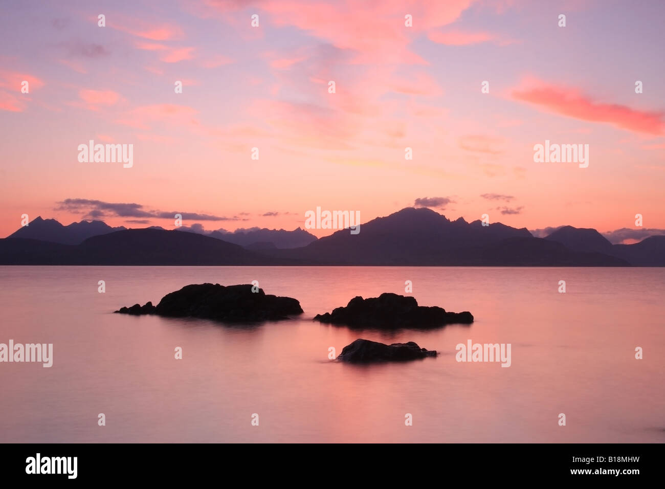 Le montagne Cuillin al tramonto Da Ob Gauscavaig Bay Isola di Skye in Scozia Foto Stock