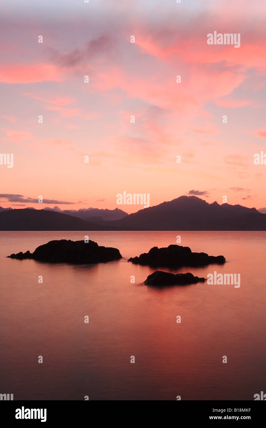 Le montagne Cuillin al tramonto Da Ob Gauscavaig Bay Isola di Skye in Scozia Foto Stock