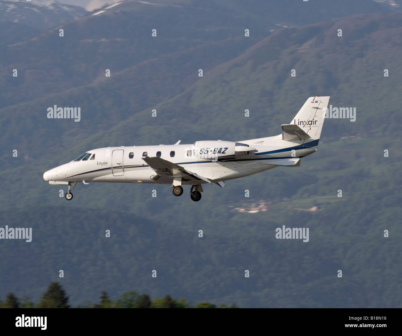 Cessna Citation Excel jet privato gestito da Linxair circa per atterrare su uno sfondo collinare Foto Stock