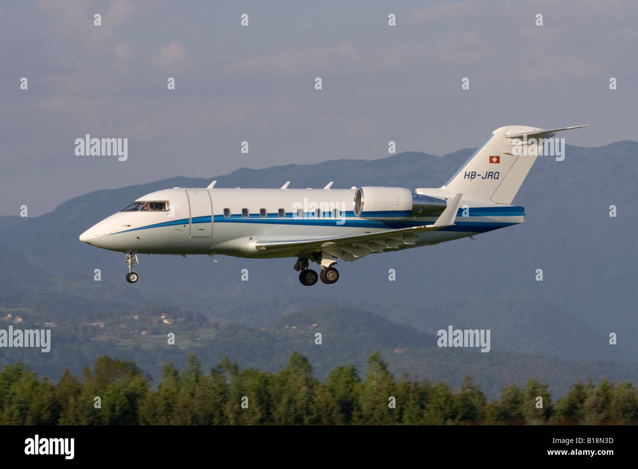 Bombardier Challenger 604 con jet privato in arrivo all'aeroporto di Lubiana. Trasporto aereo executive. Foto Stock