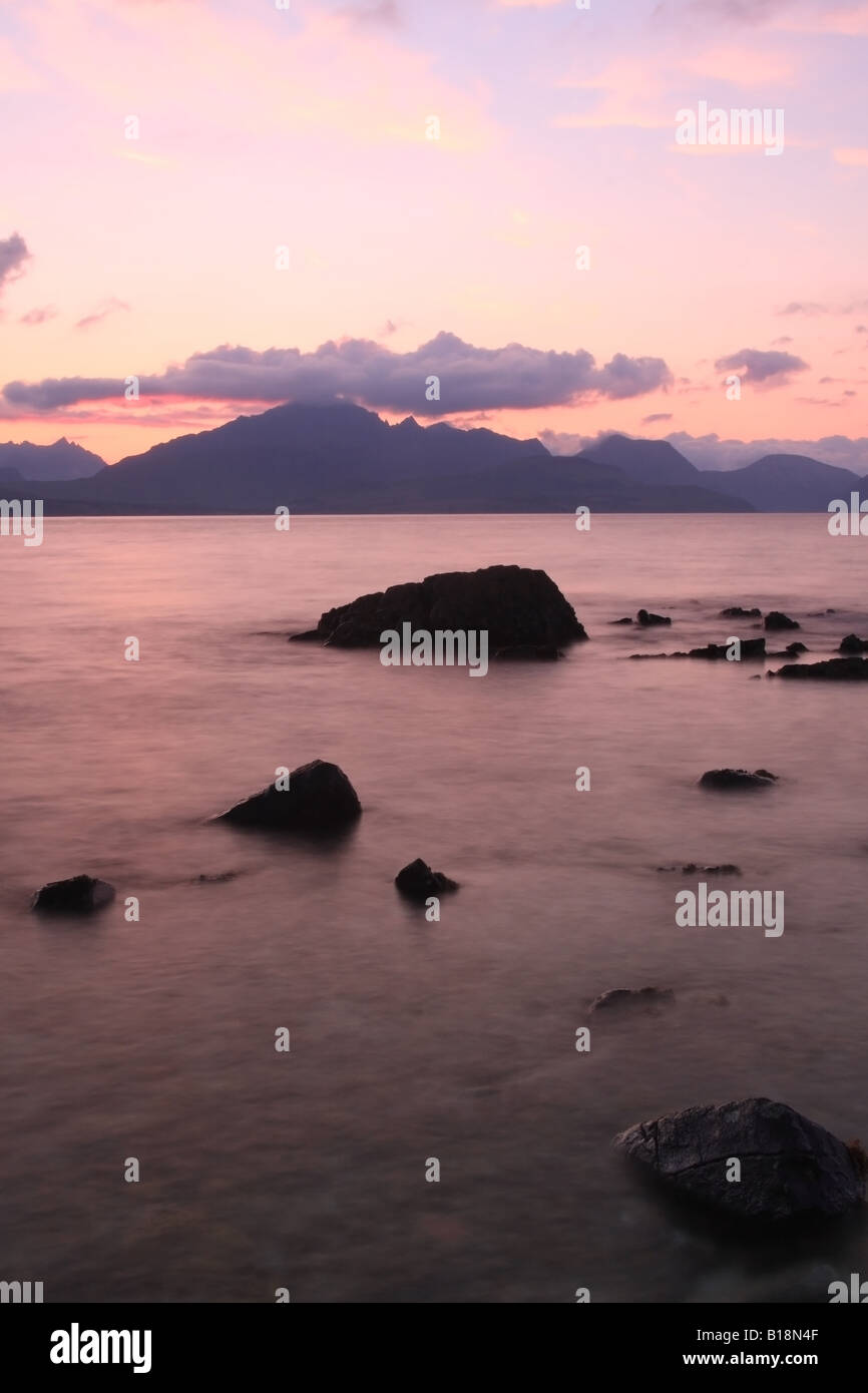Le montagne Cuillin al tramonto Da Ob Gauscavaig Bay Isola di Skye in Scozia Foto Stock