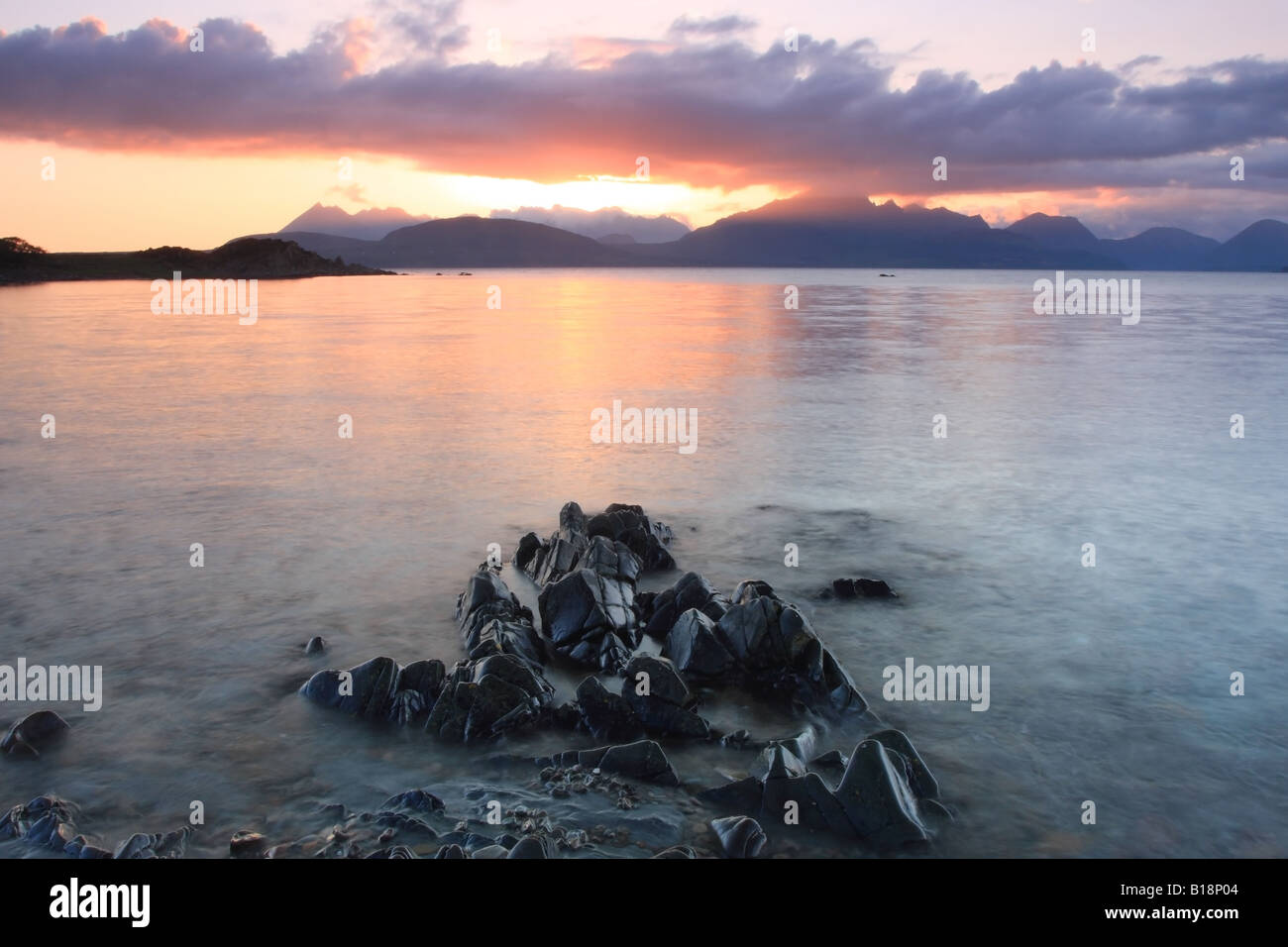 Le montagne Cuillin al tramonto Da Ob Gauscavaig Bay Isola di Skye in Scozia Foto Stock