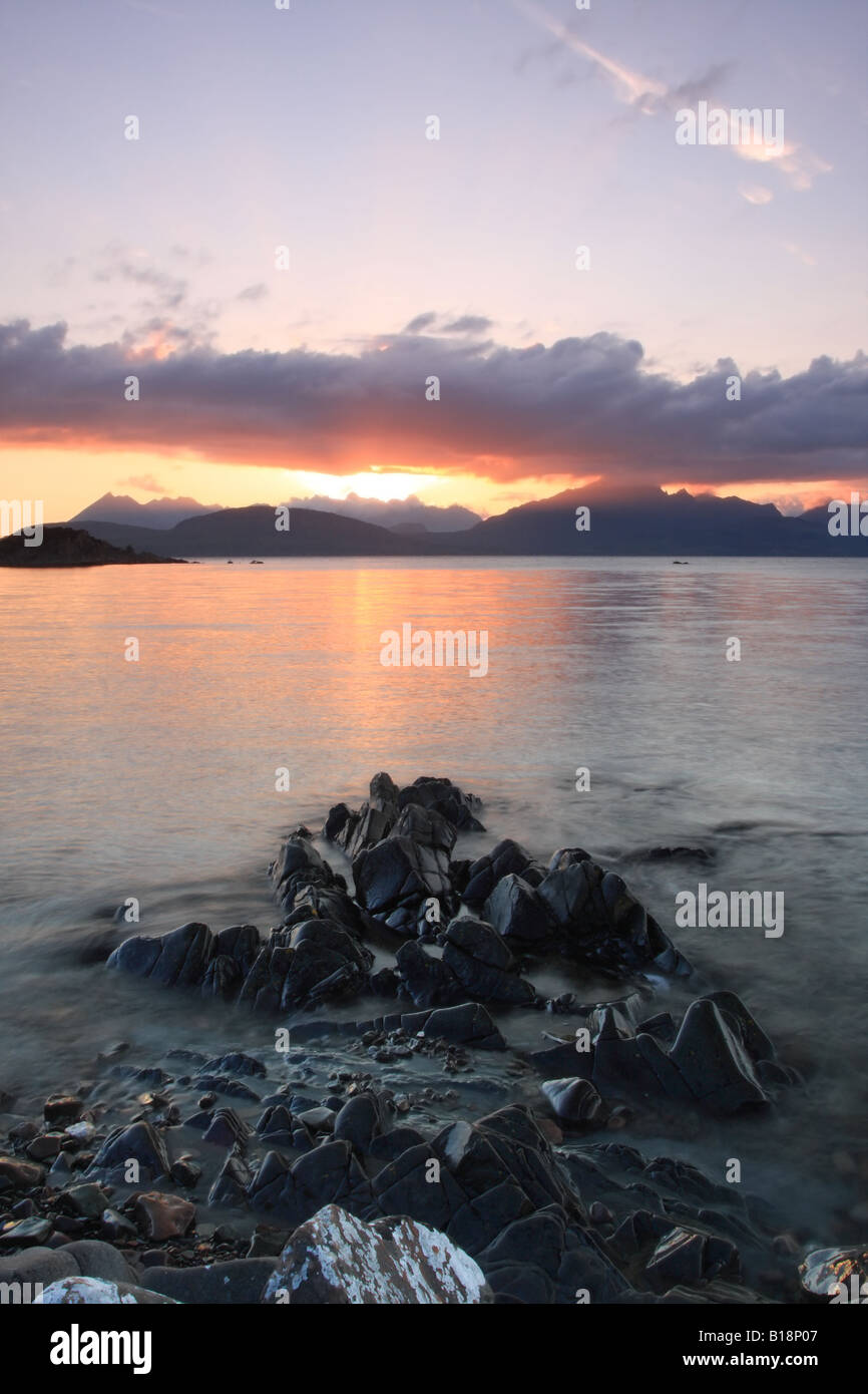 Le montagne Cuillin al tramonto Da Ob Gauscavaig Bay Isola di Skye in Scozia Foto Stock