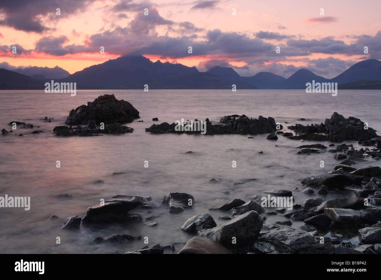 Le montagne Cuillin al tramonto Da Ob Gauscavaig Bay Isola di Skye in Scozia Foto Stock