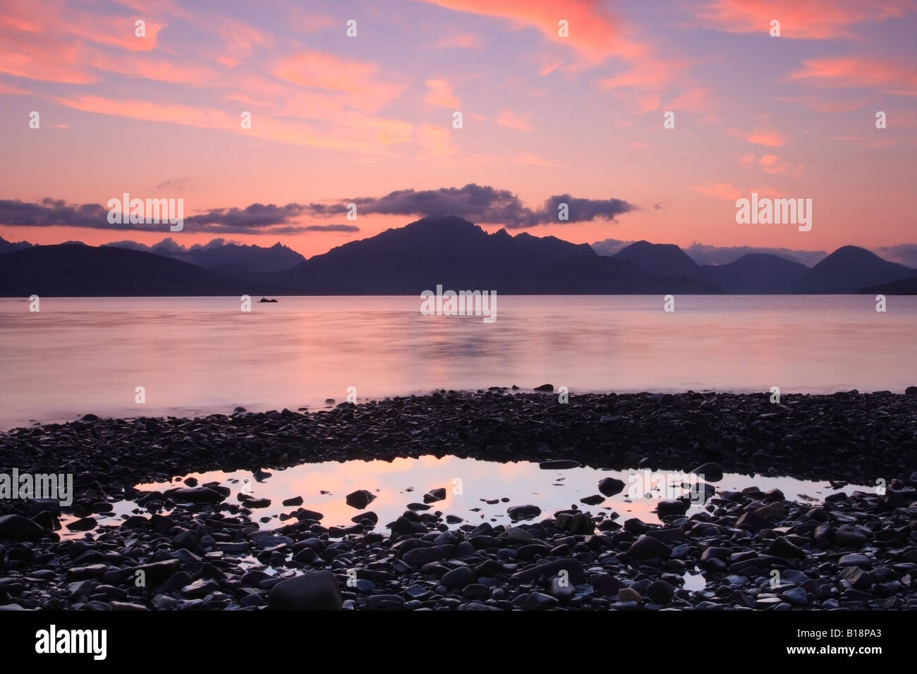 Le montagne Cuillin al tramonto Da Ob Gauscavaig Bay Isola di Skye in Scozia Foto Stock