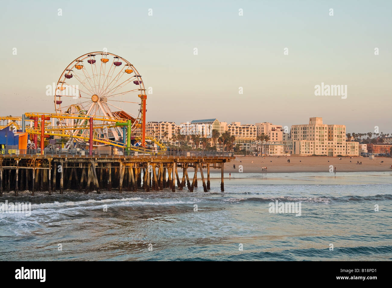 Santa Monica Pier e la spiaggia con la ruota panoramica Ferris, Santa Monica, California, Stati Uniti d'America. Foto Stock