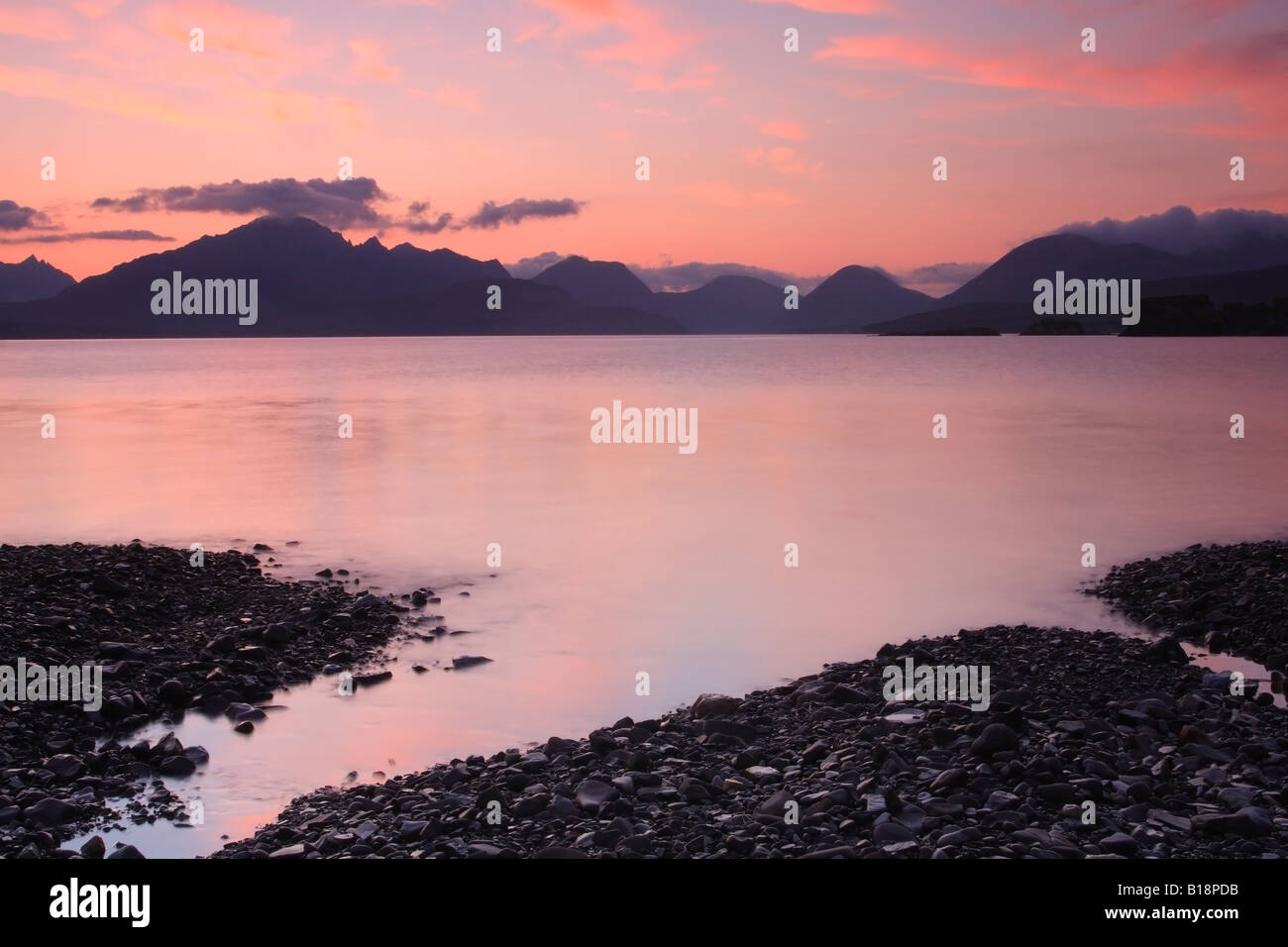 Le montagne Cuillin al tramonto Da Ob Gauscavaig Bay Isola di Skye in Scozia Foto Stock