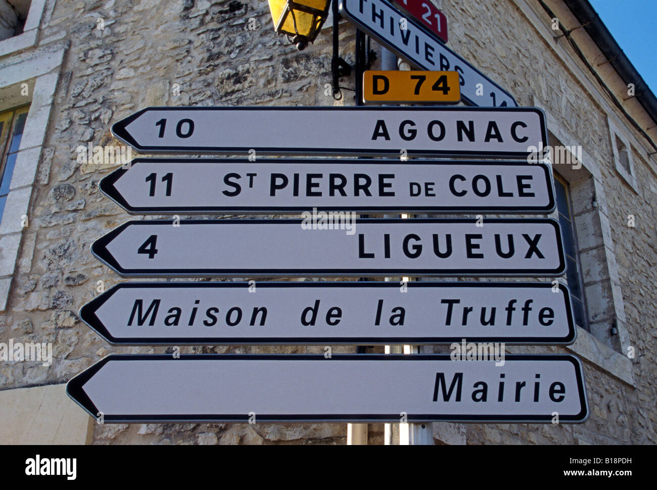 Lingua francese il traffico direzionale segno segni nel villaggio di Sorges in Dordogne nella regione Aquitaine Francia Europa Foto Stock